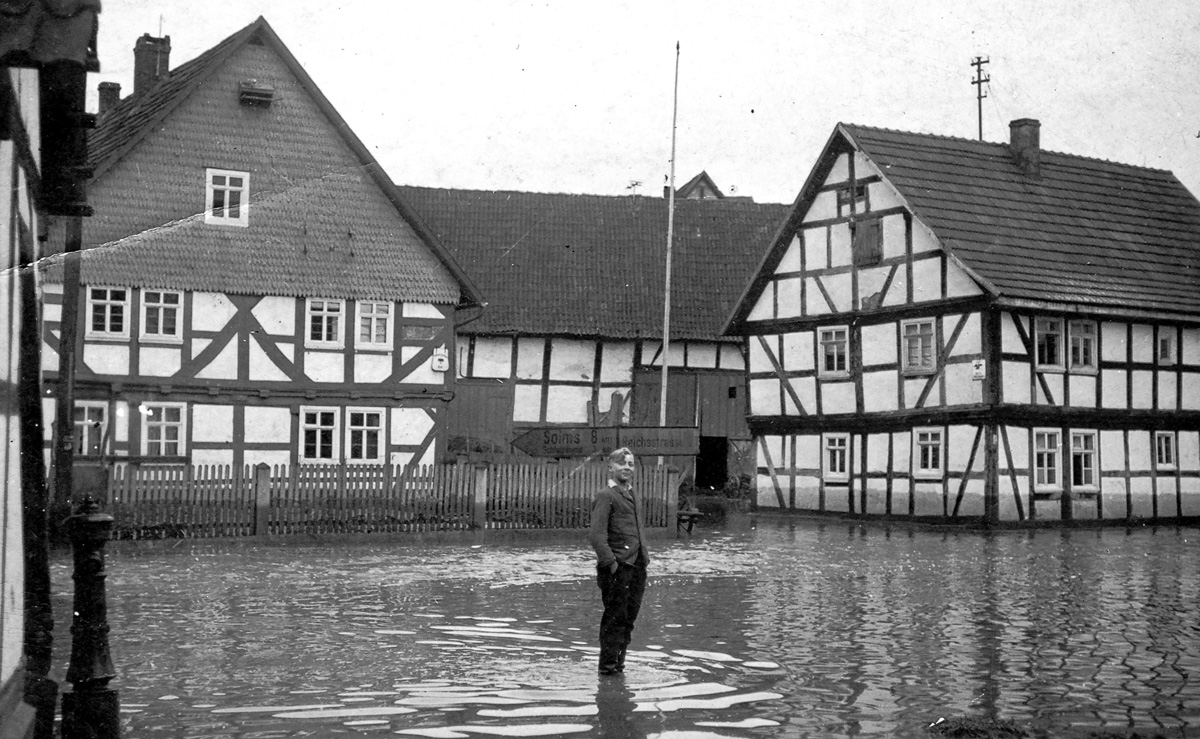 Hochwasser an der Abzweigung nach Wehrda. In der Bildmitte Karl Doll, Jahrgang 1923